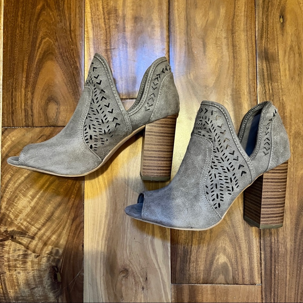 TAUPE FERGALICIOUS HEELS